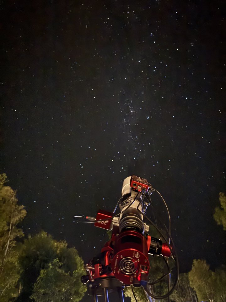 Refractor imaging setup under the Milky Way